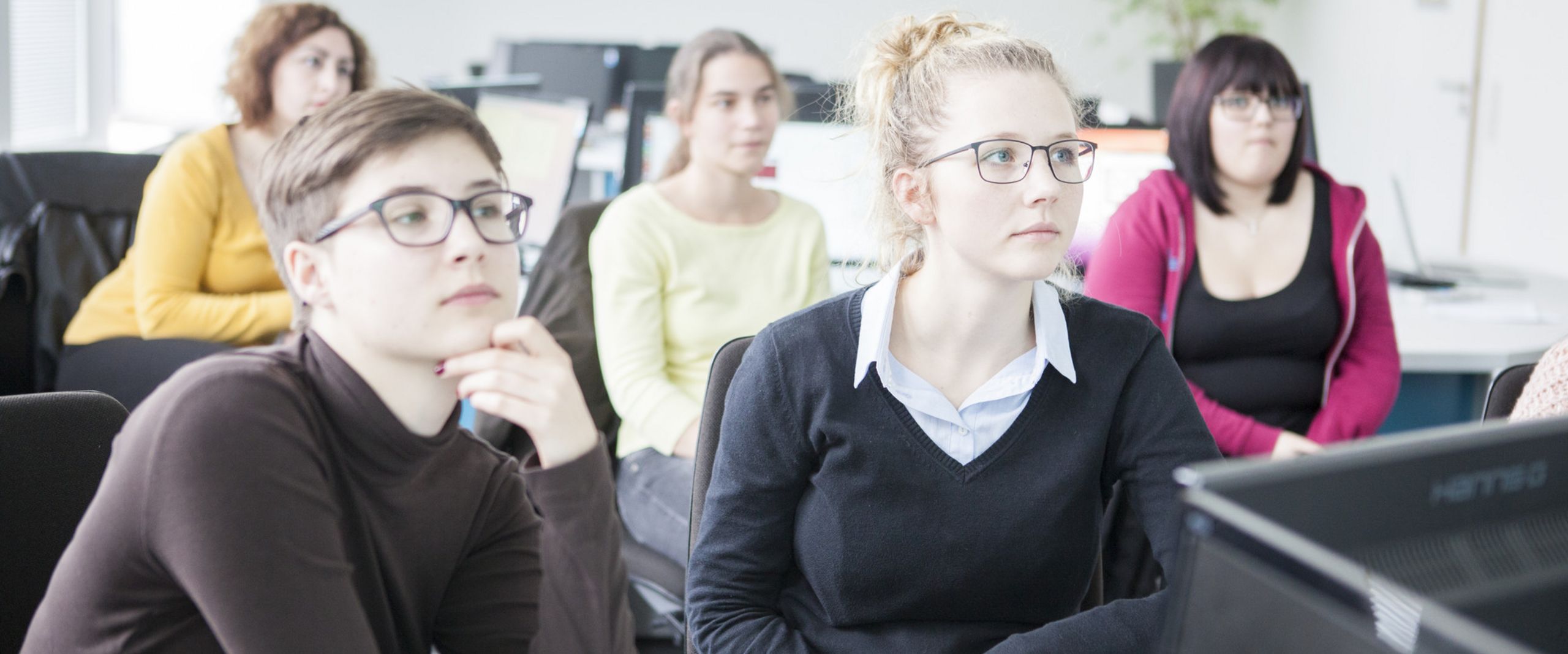 Studentinnen Fünf Studentinnen hören eine Lehveranstaltung.