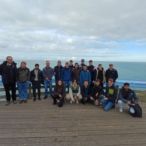 Studierende der Fakultät 5 am Cap Gris-Nez in Nordfrankreich 2025 Die Gruppe Studierender posiert mit dem Rücken zum Meer