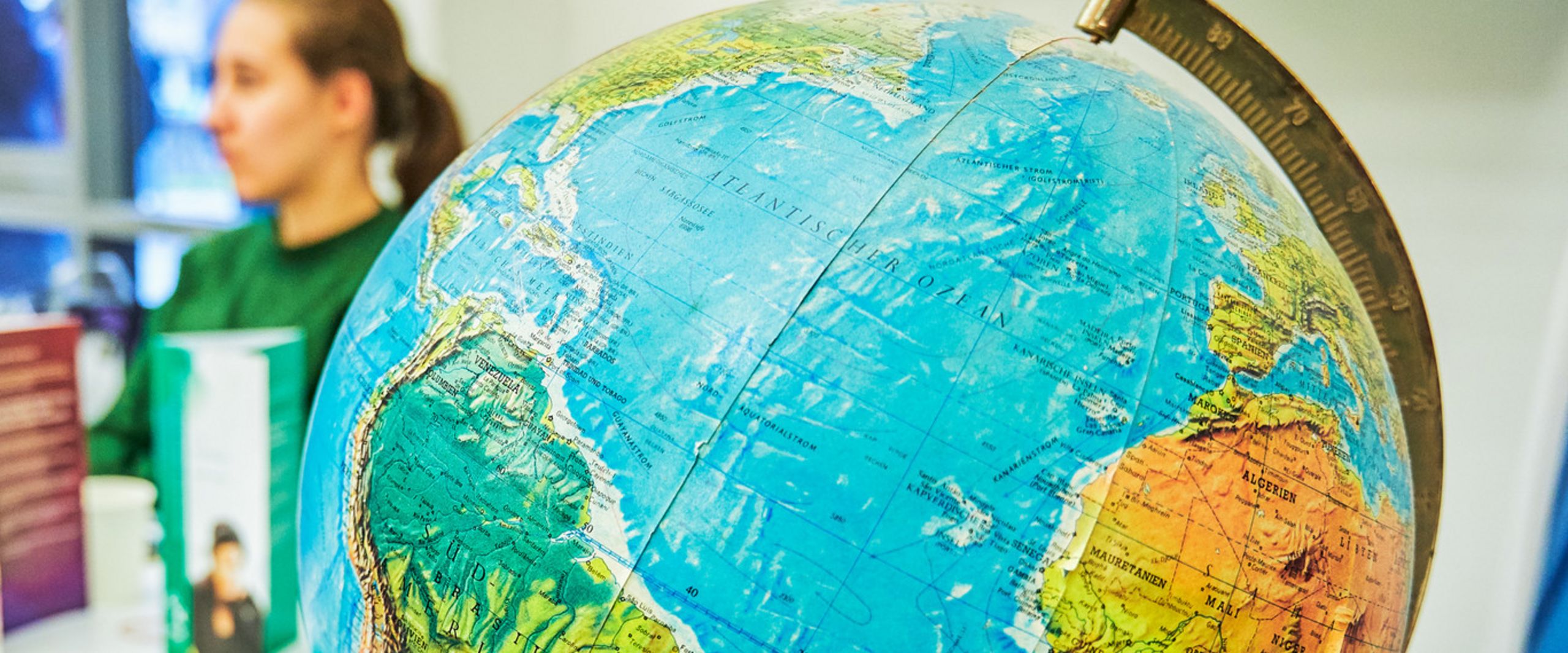 International Day 2019 Ein Globus steht auf einem Tisch an einem Informationsstand beim International Day an der Hochschule Bremen.