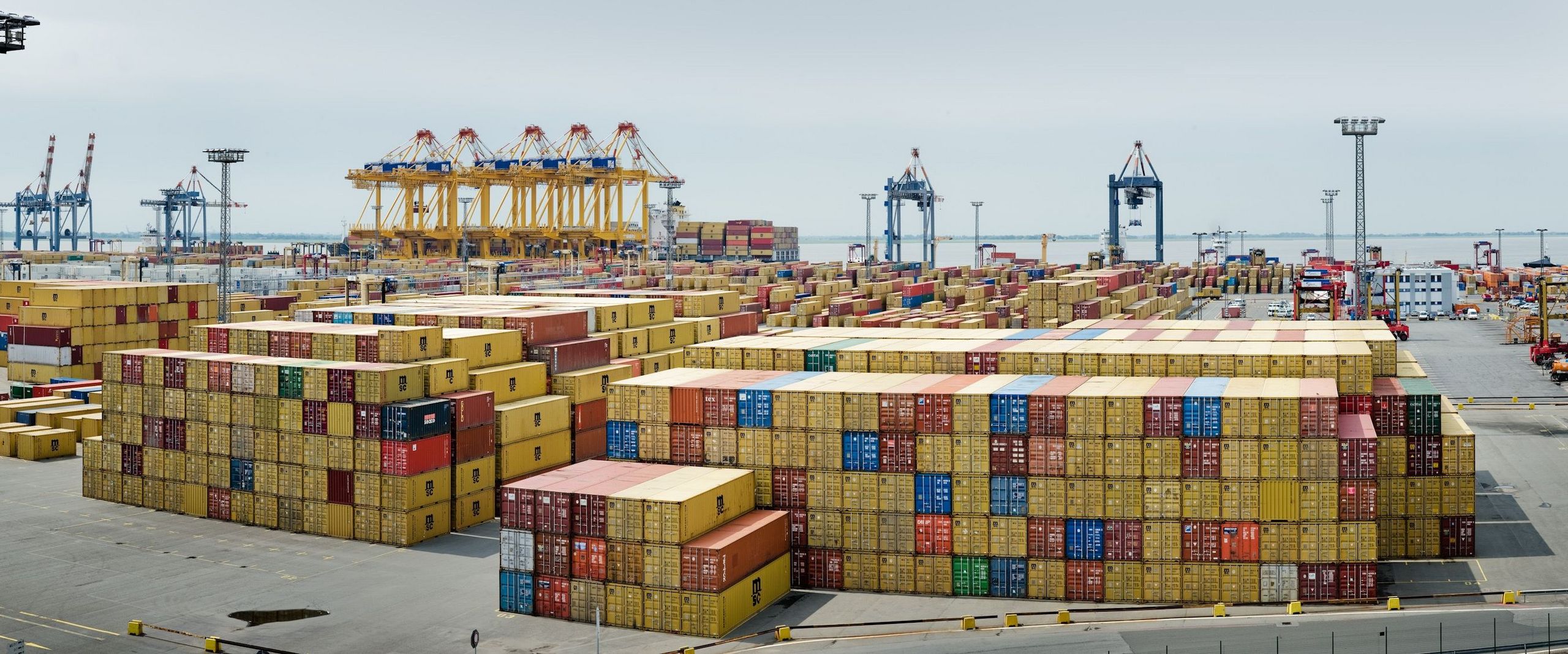Eine große Anzahl gestapelter Überseecontainer im Containerterminal Bremerhaven.