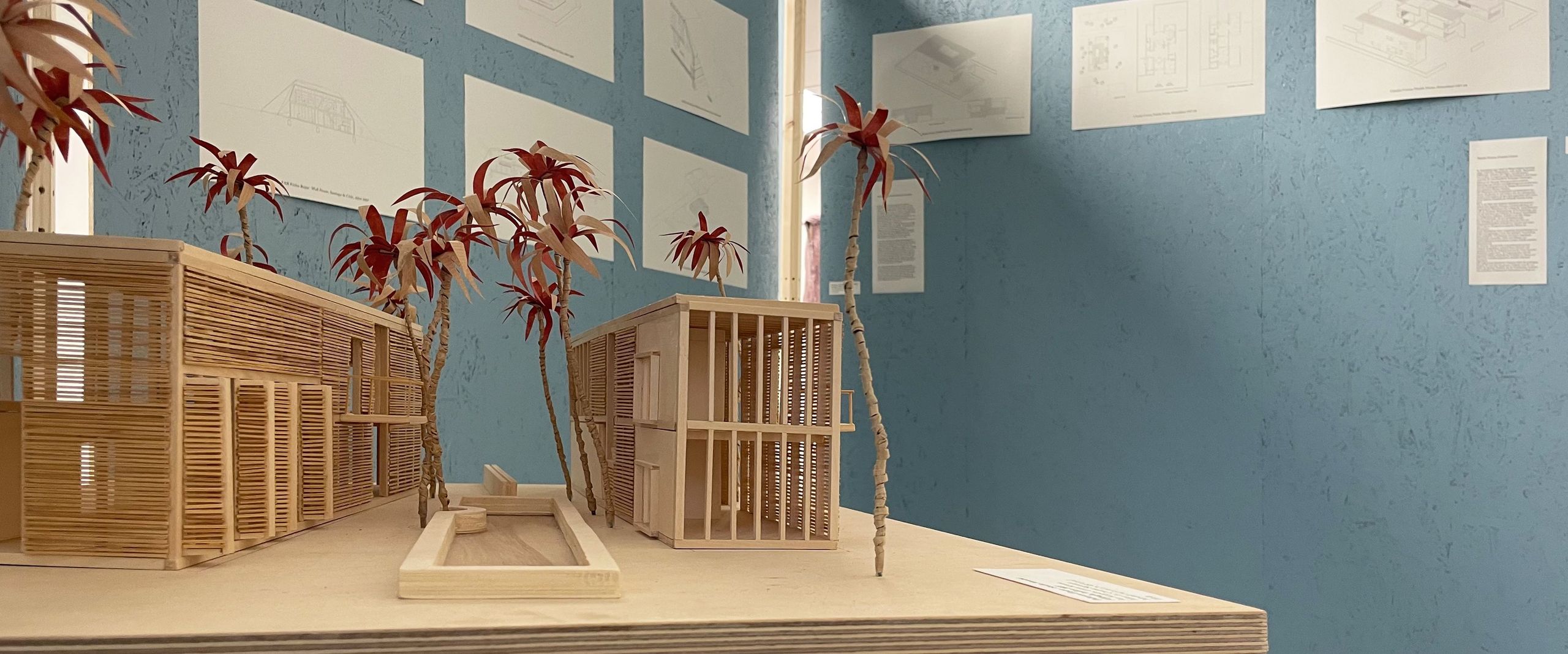 Architekturmodell aus Holz mit Häusern und Palmen