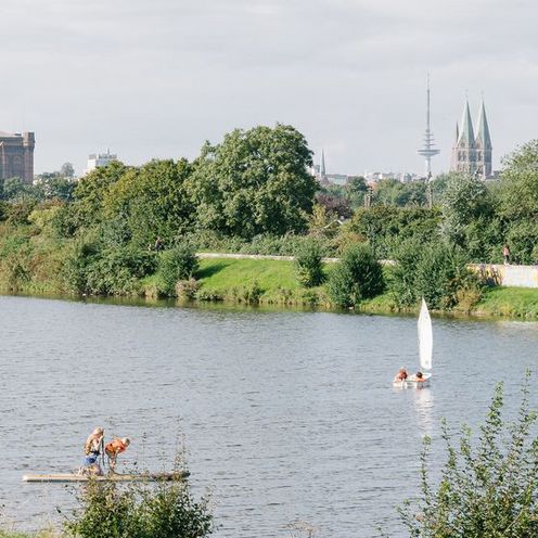 20221019_Illustration Fachtagung Forschungscluster Lebensqualität Blick auf See mit Booten.
