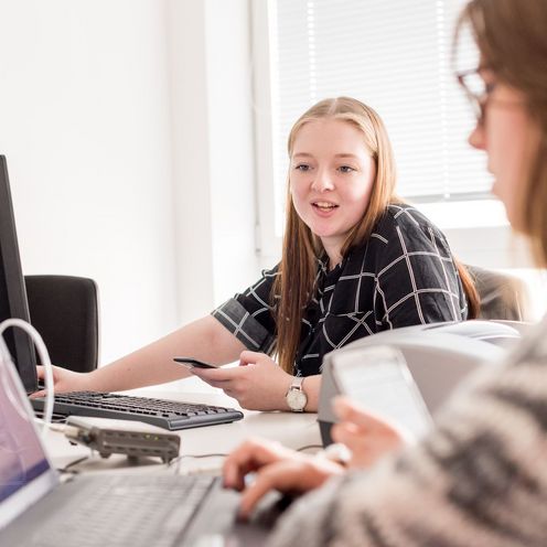 Studentinnen Zwei Studentinnen programmieren am Computer.