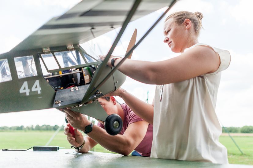 Modellflugzeug Zwei Studierende schrauben an einem Modellflugzeug.