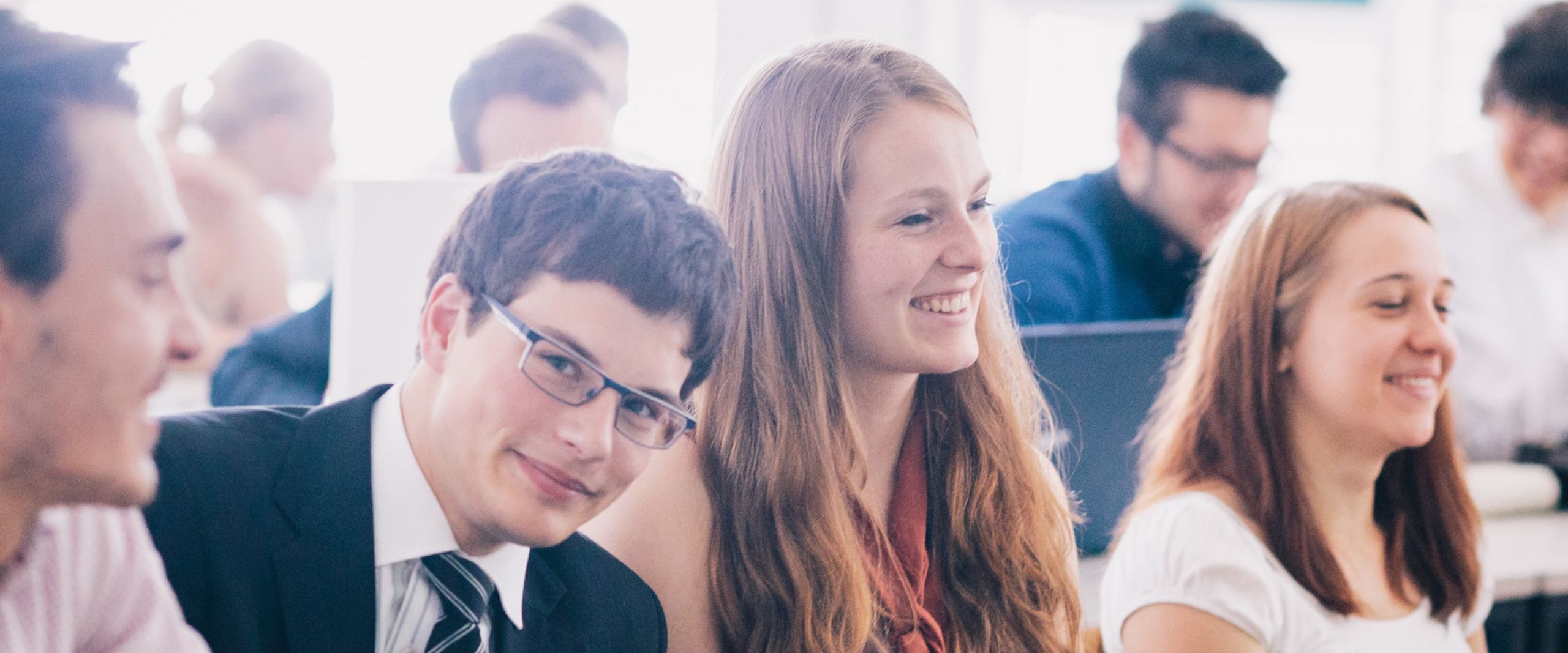 Seminar in der Bionik Studierende sitzen nebeneinander an Tischen in einem Seminarraum.