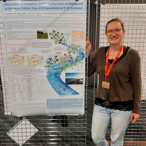 Posterpreis Nina Fahs Masterabsolventin neben ihrem wissenschaftlichen Poster auf der Tagung des "European Vegetation Survey" in Bratislava