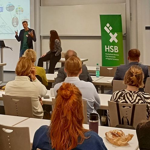 Tagung: Nachhaltigkeit managen Vortragender und Zuhörende bei der Tagung: Nachhaltigkeit managen.