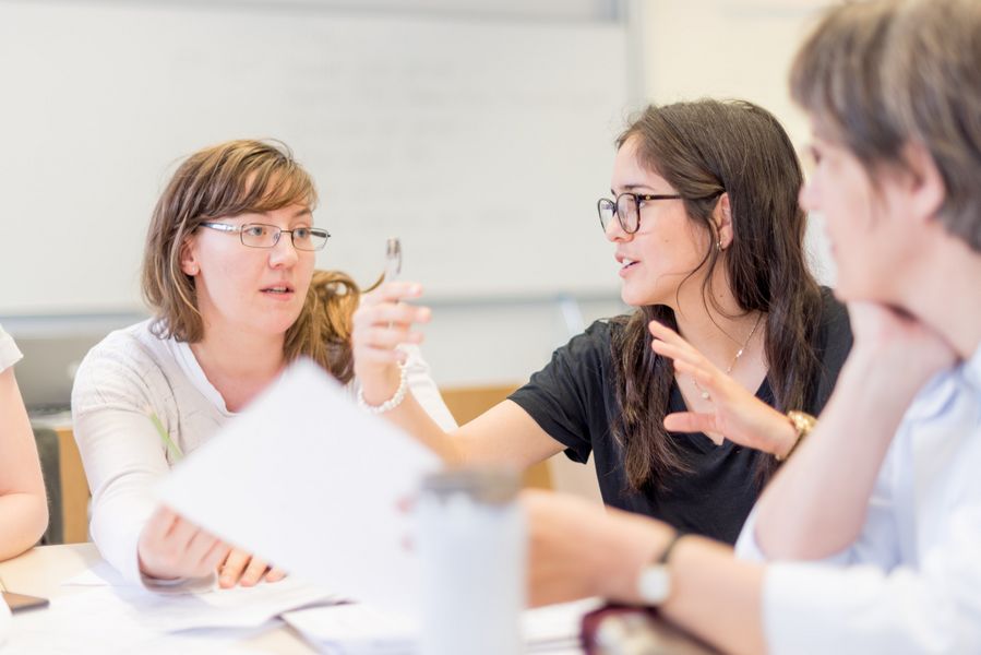 Seminar an der Fakultät Wirtschaftswissenschaften Studentinnen diskutieren in einem Seminar.