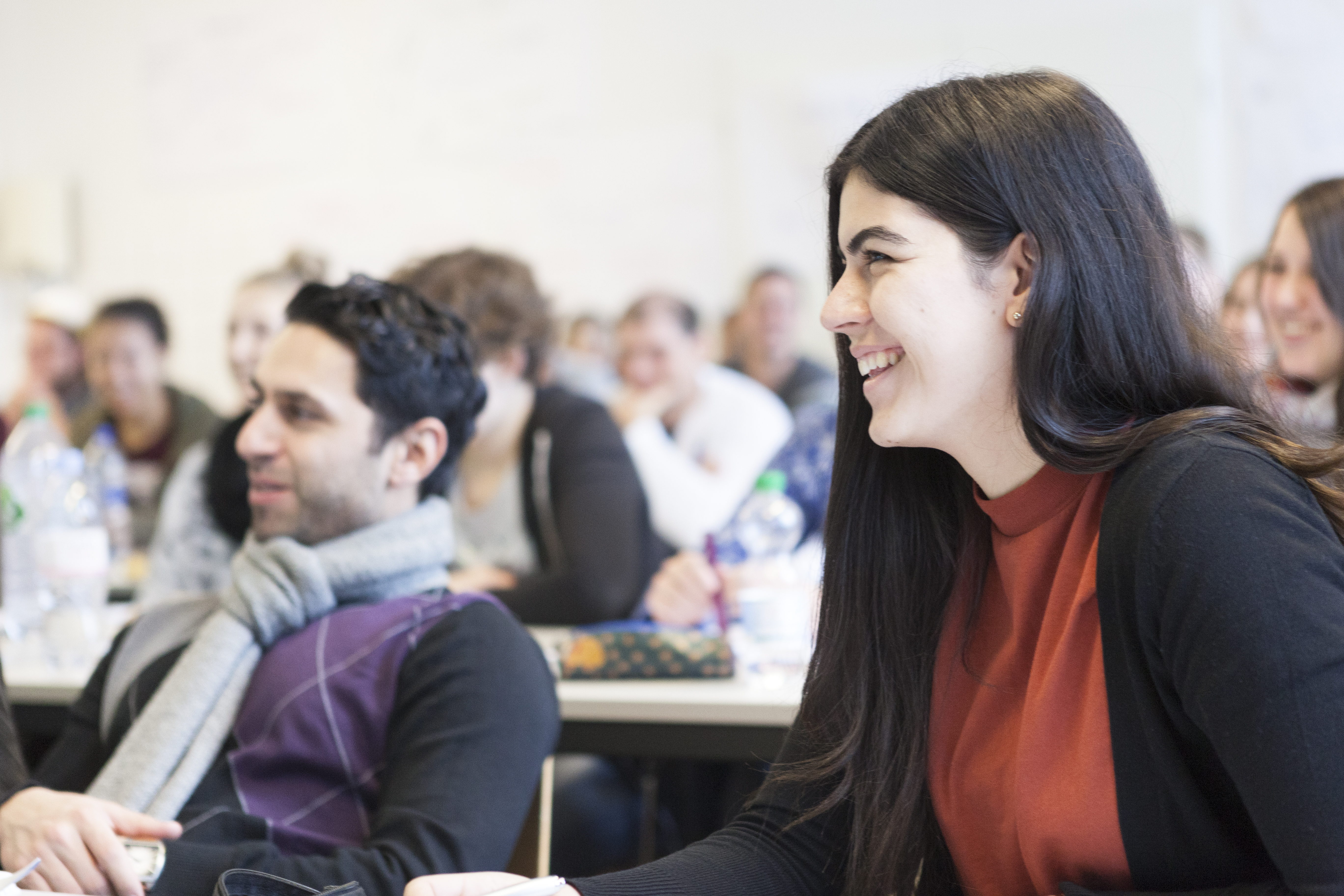 Porträt Studierende Studiernde in Unterrichtsraum