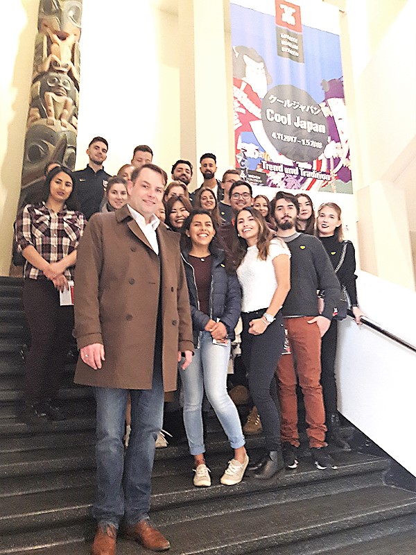 Studierende besuchen das Überseemuseum