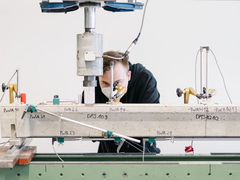 Studierender beim Traglastversuch