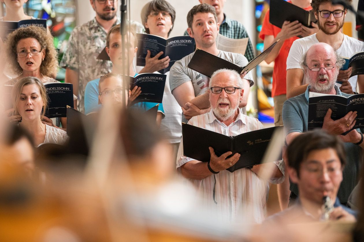 Menschen, die im Chor singen
