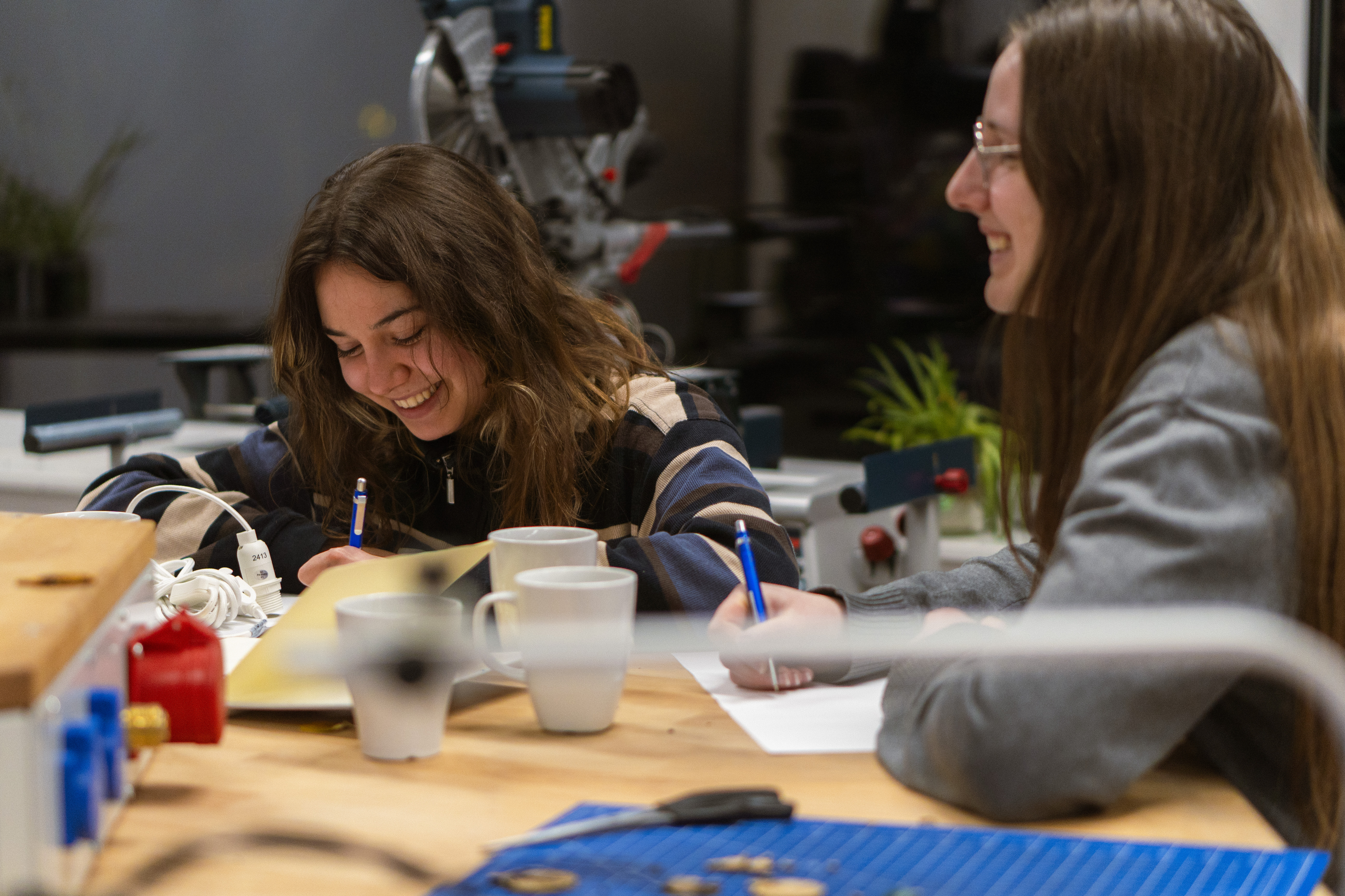 Zwei Studentinnen im Makerspace 