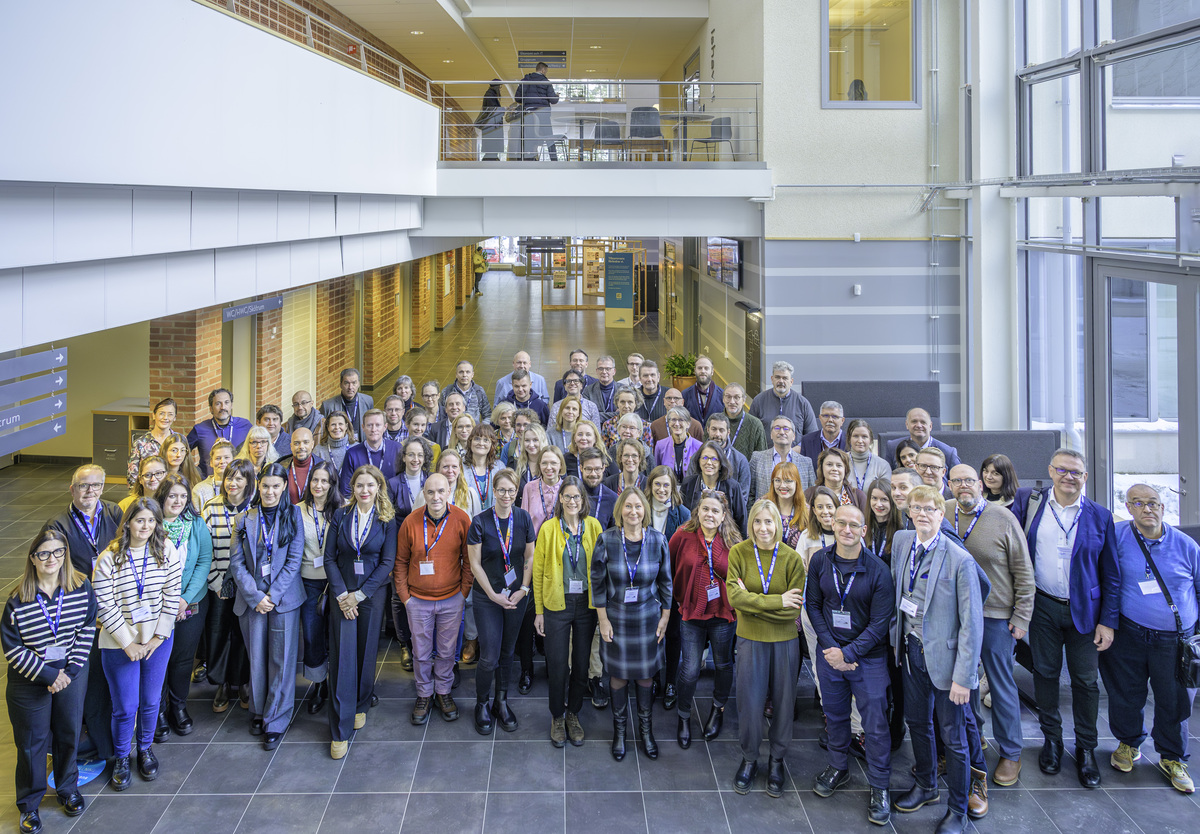 Gruppenfoto der Teilnehmenden am STARS EU Kick-Off in einem Foyer auf dem Campus der University West, Trollhättan (Schweden)