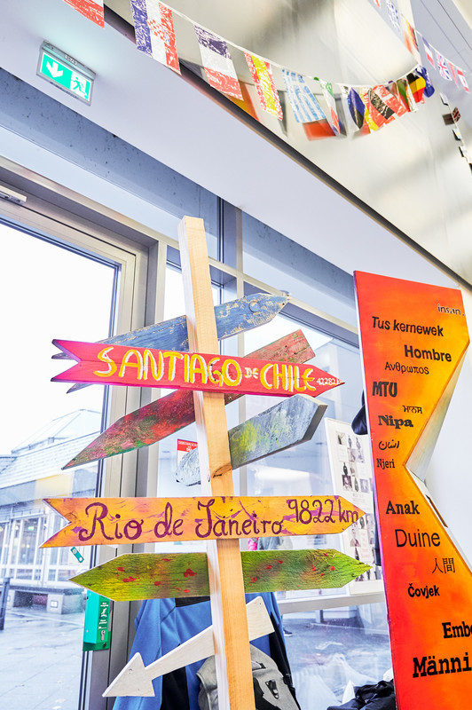 Wegweiser und Flaggen im Flur des AB-Geb&auml;udes auf dem International Day 2019