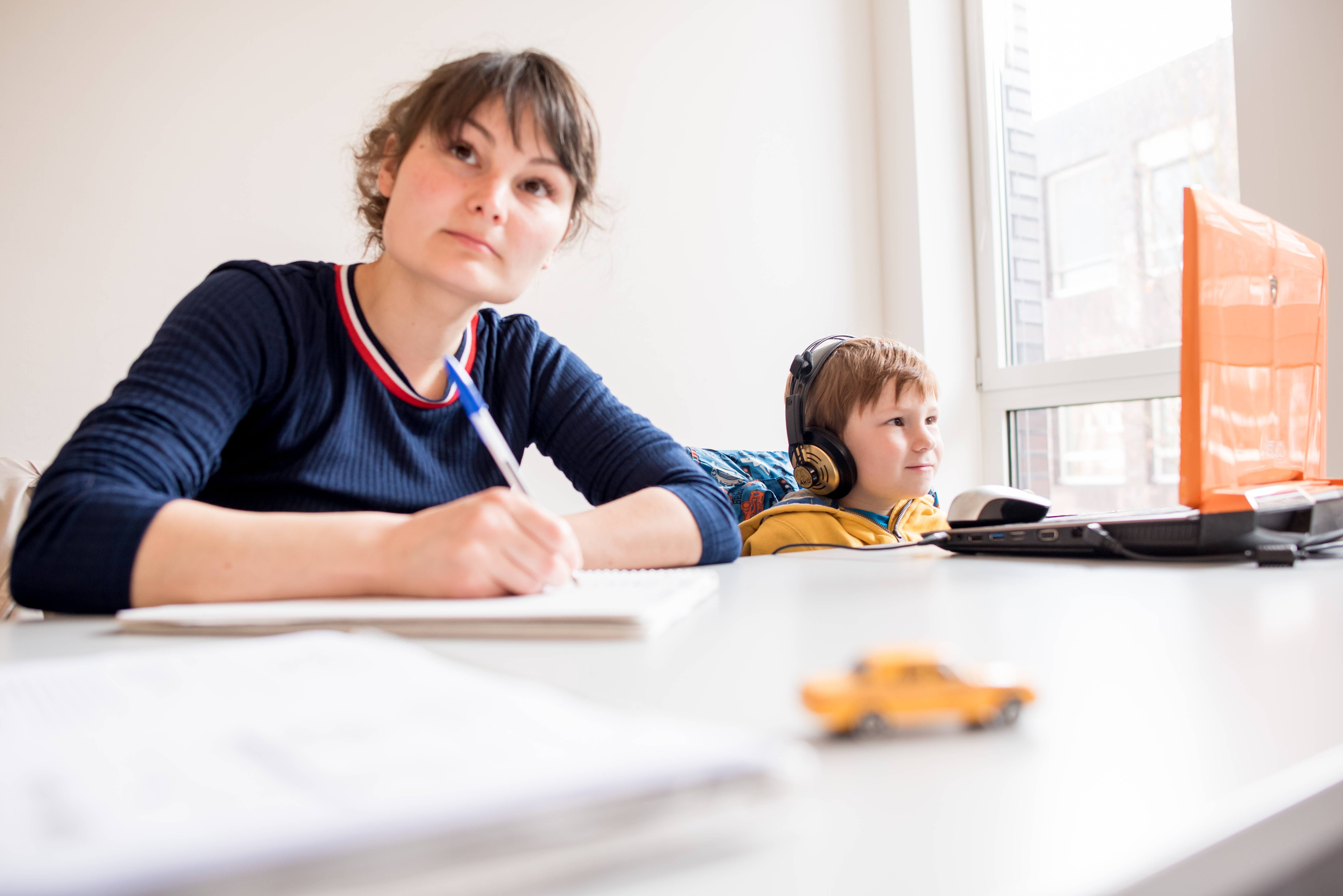 Mutter mit ihrem Kind w&auml;hrend einer Vorlesung