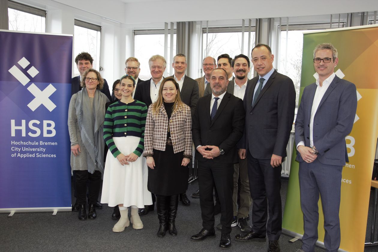Gruppenbild mit M&auml;nnern und Frauen