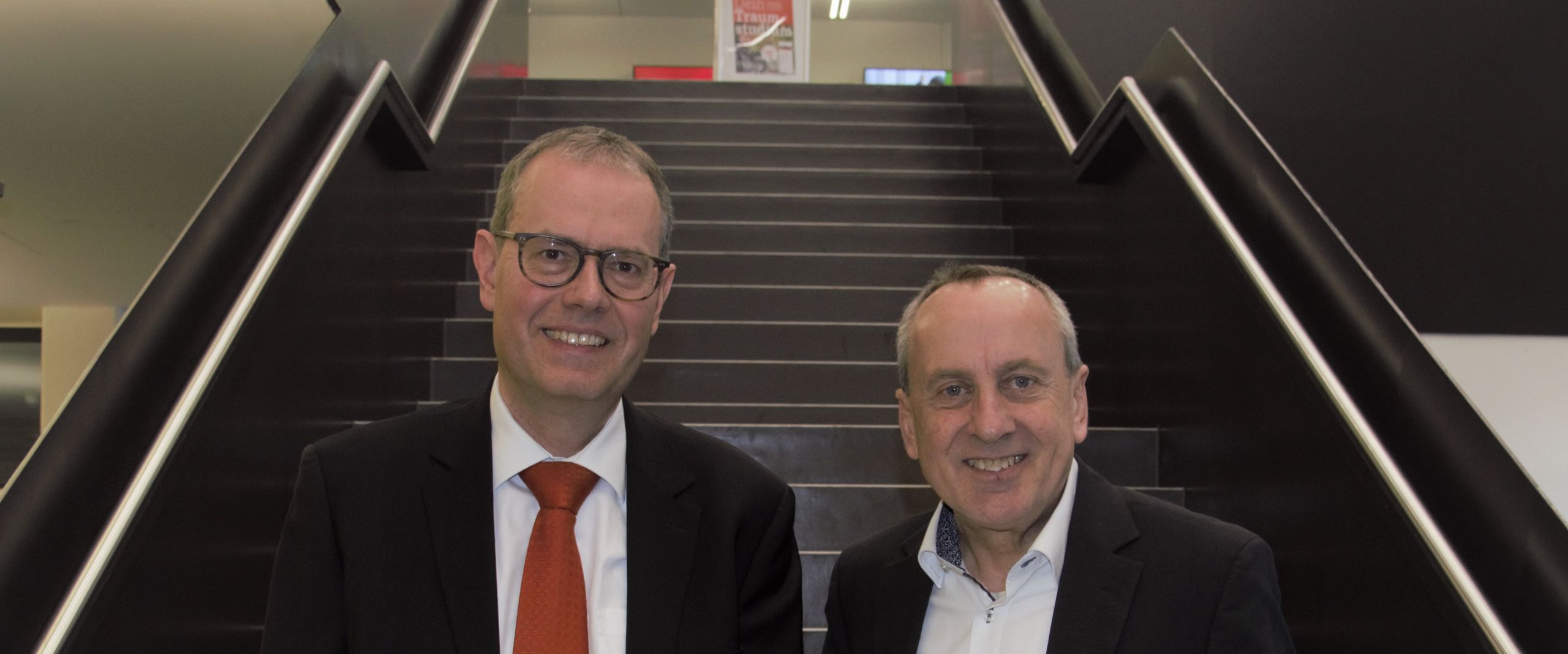 Neuer Prof. in der Fakultät 5: Karsten Fleischer und Rektor Zwei Männer halten eine Urkunde und lächeln in die Kamera