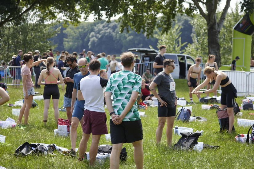 Läuferinnen und Läufer im Ziel und Startbereich des 5. Swim&Run am Werdersee.