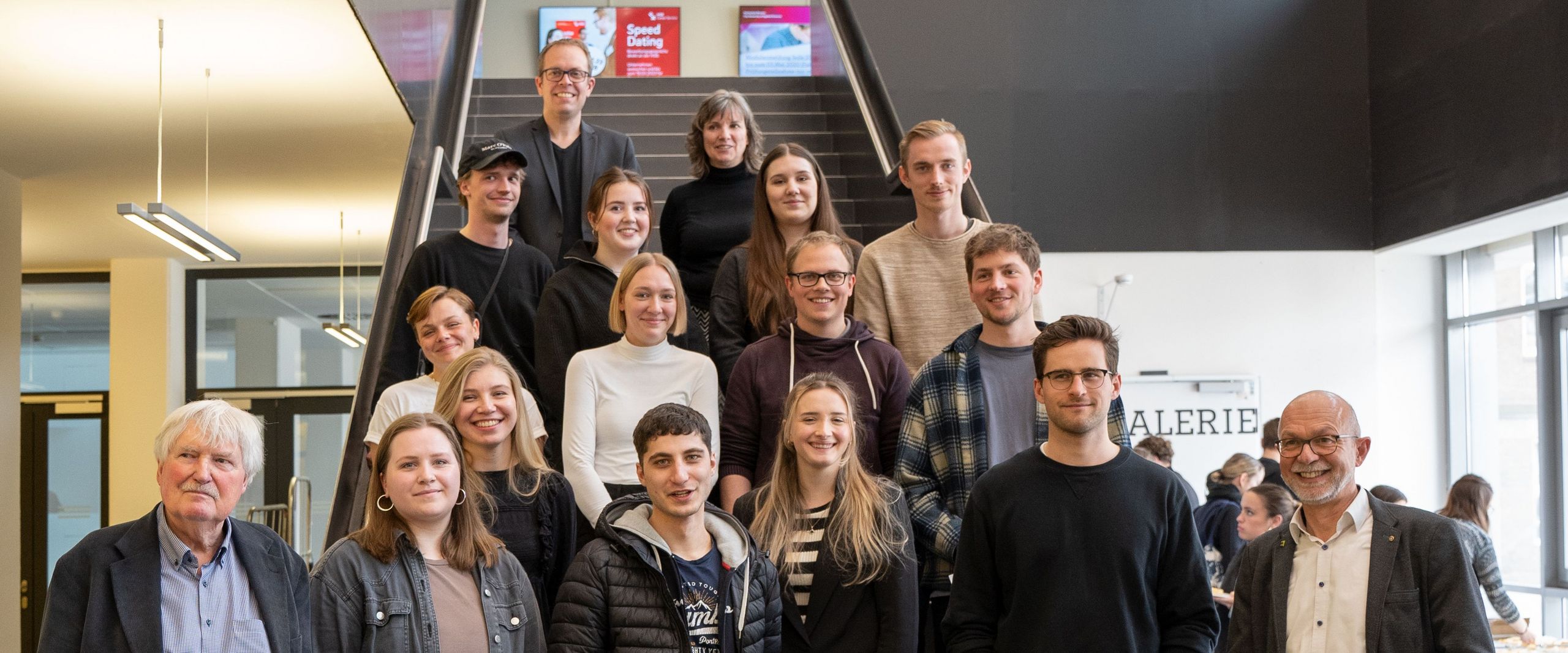 Gruppenbild mit Männern und Frauen