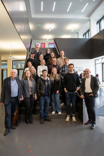 Gruppenbild mit Männern und Frauen