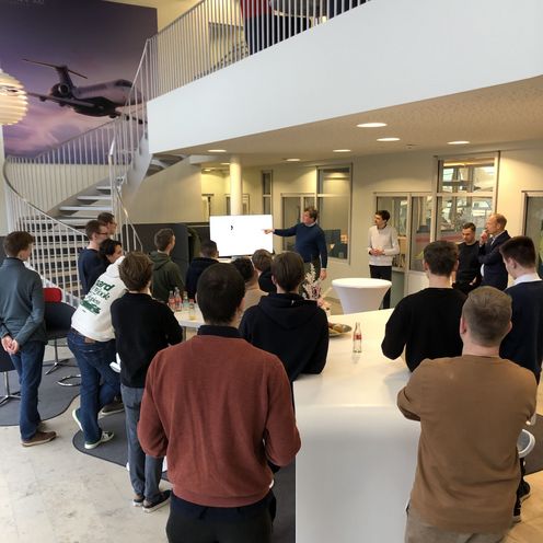 Studierende bei einer Exkursion zu Atlas Air Service.