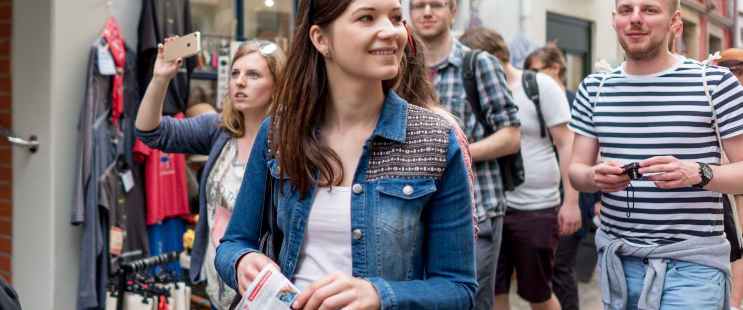 Junge Männer und Frauen laufen durch die Stadt