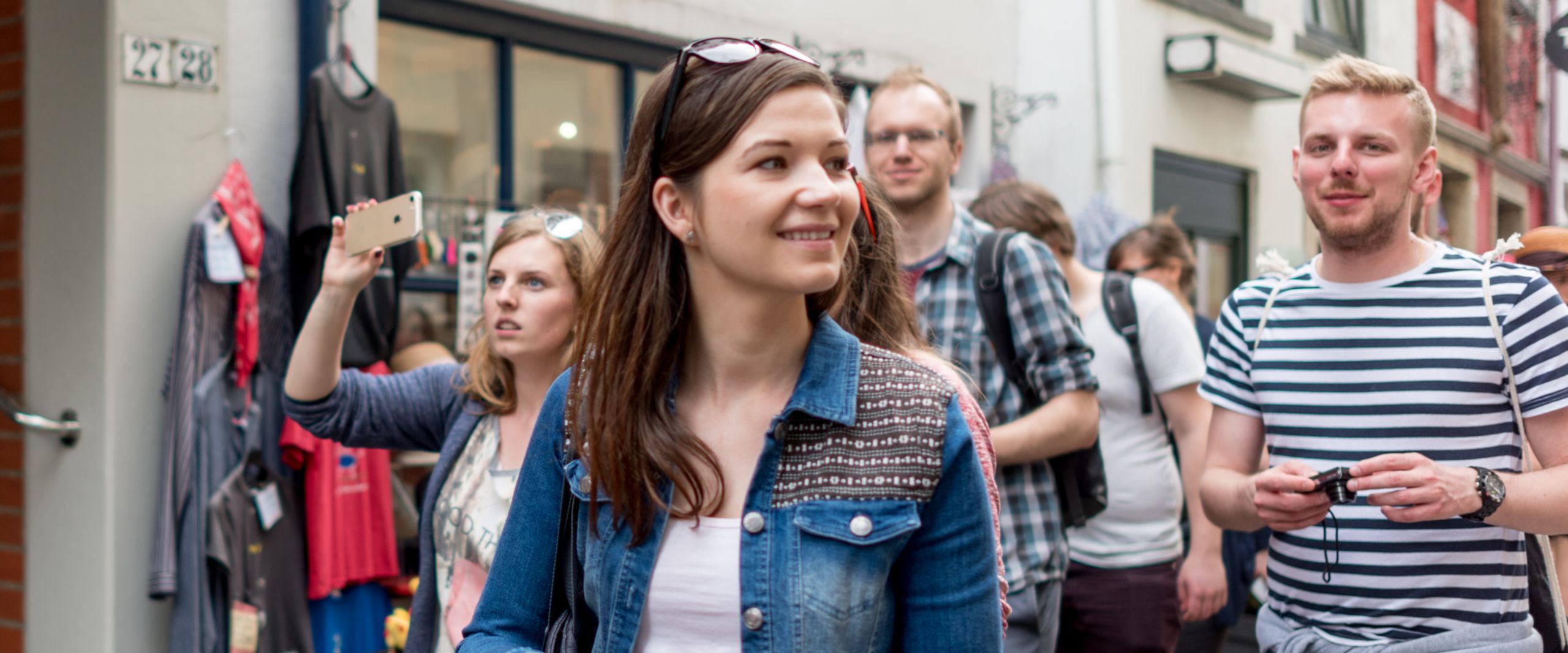 Stadtführung Studiengang ISAF Junge Männer und Frauen laufen durch die Stadt