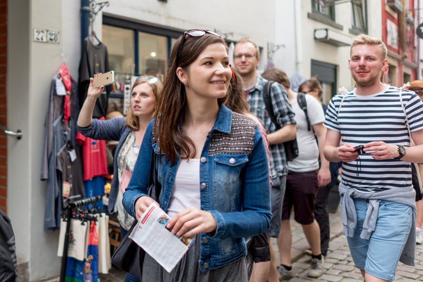 Junge Männer und Frauen laufen durch die Stadt