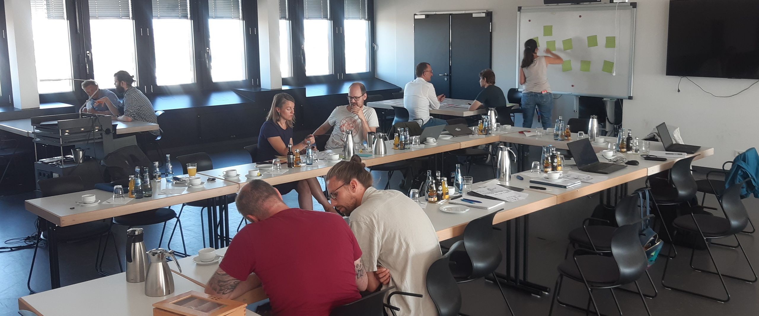 Projektinternes, forschungsfeldübergreifendes Arbeitsgruppentreffen bei hochsommerlichen Temperaturen an der Hochschule Bremen (HSB) Foto: HSB - T. Schwarz Projektinternes, forschungsfeldübergreifendes Arbeitsgruppentreffen bei hochsommerlichen Temperaturen an der Hochschule Bremen (HSB) Foto: HSB - T. Schwarz