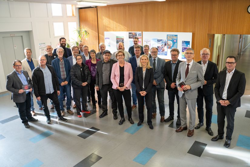 Gruppenbild mit M&auml;nnern und Frauen