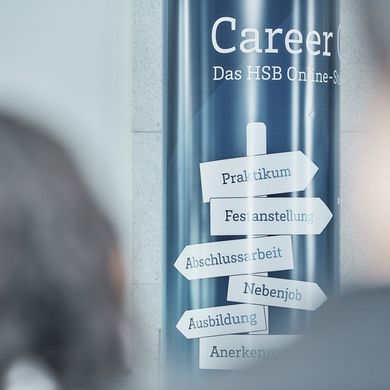 [Translate to English:] Säule mit Aufschrift Career Gate