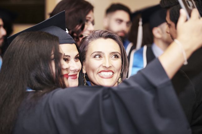 Drei Absolventinnen machen ein Selfie