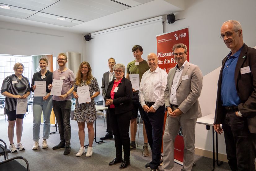 Gruppenbild von Studierenden mit Urkunden und Mitgliedern der IG AirportStadt