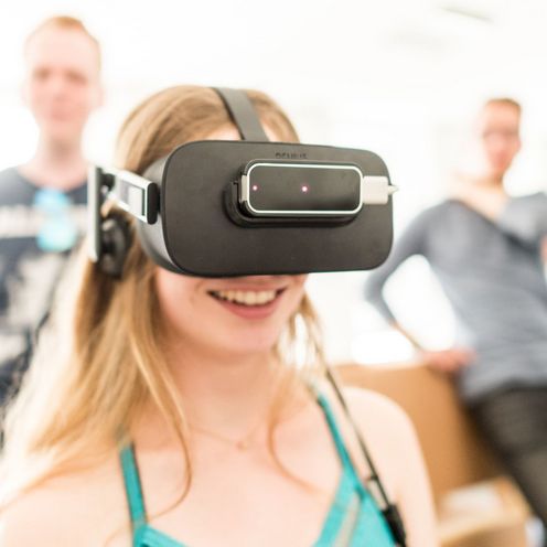 Studentin mit VR-Brille