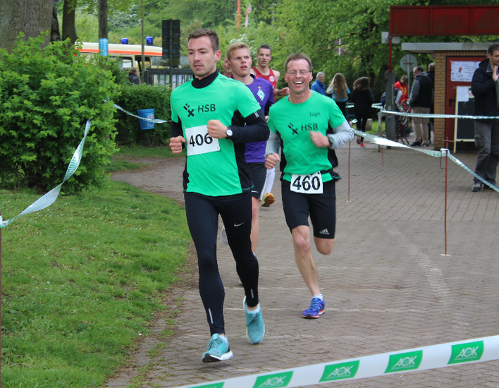 Eine Gruppe von L&auml;ufern joggt die Laufstrecke entlang.