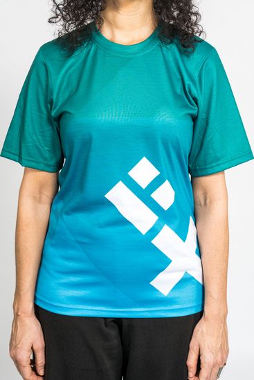 Das Model trägt ein türkises oversized Ombré-T-Shirt mit HSB-Logo.