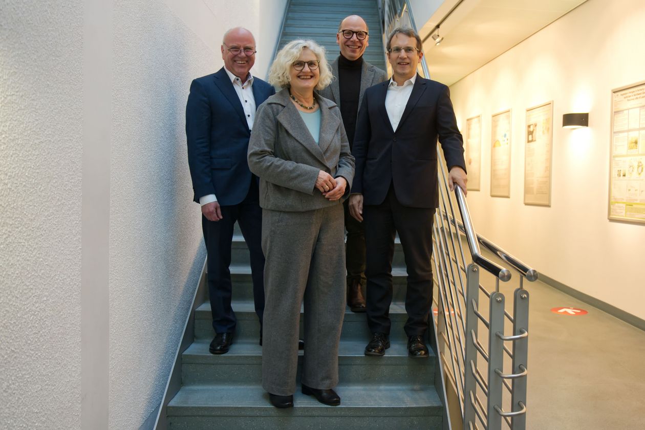 Beirat für Umwelt und Energie der Hochschule Bremen Beirat für Umwelt und Energie der Hochschule Bremen, vier Personen einer Treppe. Von links nach rechts: Rob van Haren, Anja Passlack, Florian Franz, Karsten Schneiker.