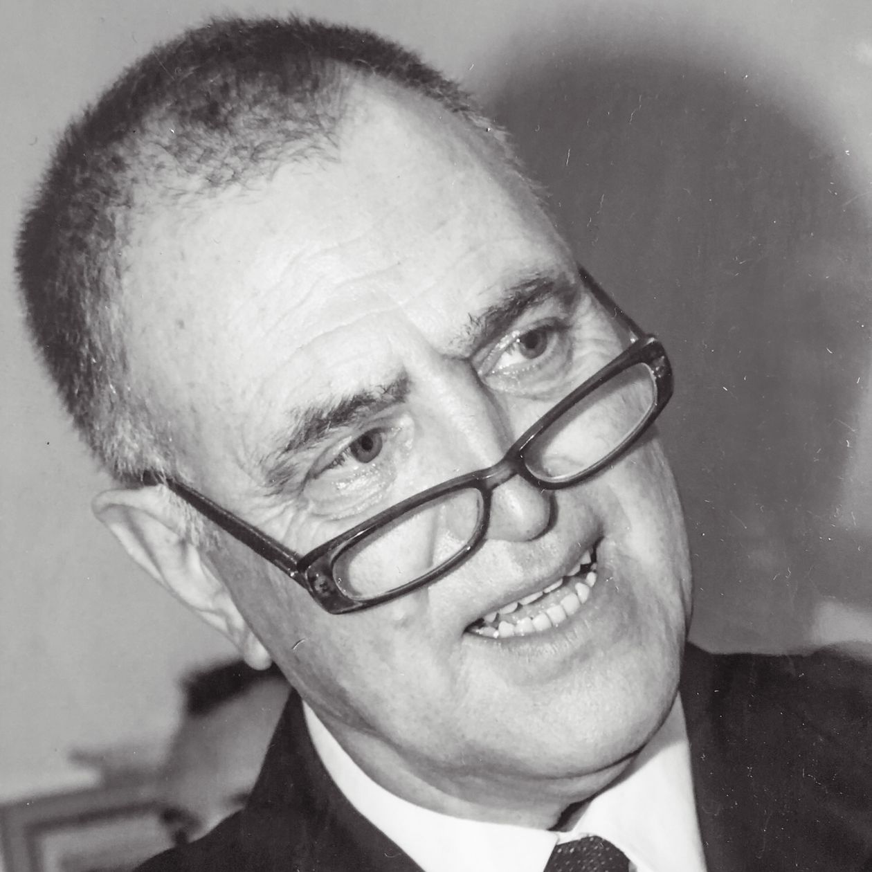 [Translate to English:] Portrait eines Mannes mit Brille