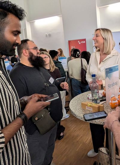 Recruiterin spricht mit 2 internationalen Studenten