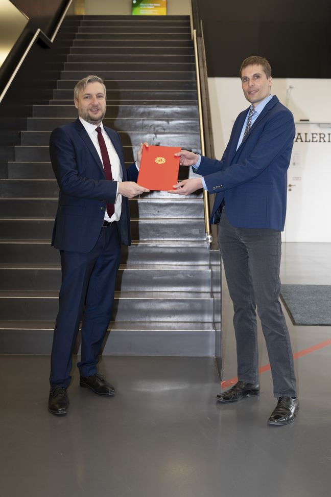 Urkundenüberreichung Prof. Dr. Lars-Uve Schrader Kanzler Daniel Engelbrecht überreicht Prof. Dr. Lars-Uve Schrader seine Ernennungsurkunde zum Professor.