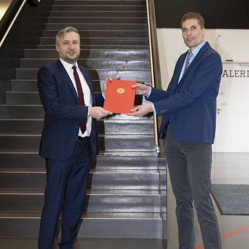 Kanzler Daniel Engelbrecht &uuml;berreicht Prof. Dr. Lars-Uve Schrader seine Ernennungsurkunde zum Professor.