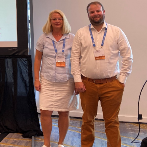 Prof. Dr. Carola Spiecker-Lampe (links) und Markus Wienbreyer pr&auml;sentieren beim &ldquo;82nd Annual Meeting of the Academy of Management&rdquo; (AOM) ihr Research Paper &ldquo;Does Religion matter on Financial Decisions &ndash; The Case of SMEs Capital Structure&rdquo;. 