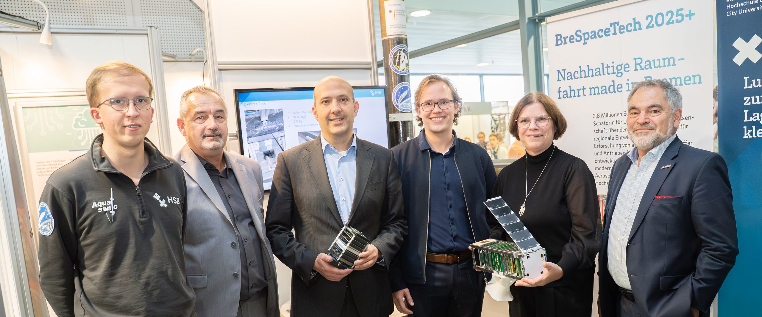 Besuch Senatorin Space Expo 2025 Gruppenbild Gruppennbild mit frau und Männern