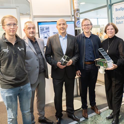 Gruppennbild mit frau und Männern