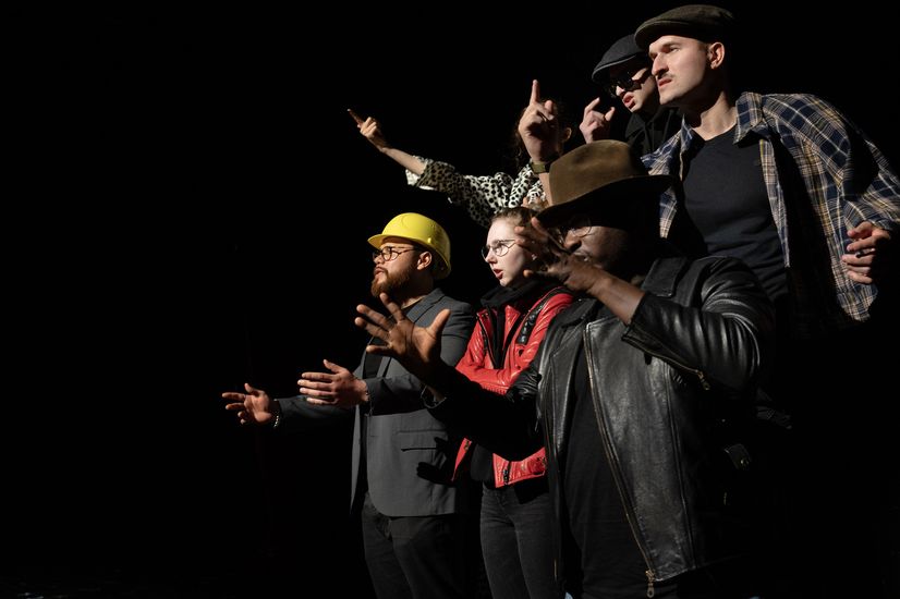 M&auml;nner und Frauen auf der B&uuml;hne