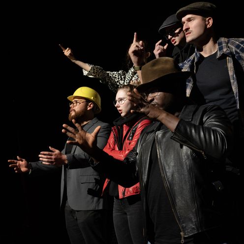 M&auml;nner und Frauen auf der B&uuml;hne