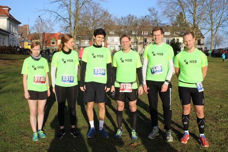 Gruppenbild der TriRunners beim Silvesterlauf.