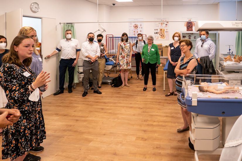 Studierende und Beschäftigte der HSB besichtigen mit der Wissenschaftssenatorin Dr. Claudia Schilling eine Übungsstation für Neugeborene im Skills Lab der HSB.