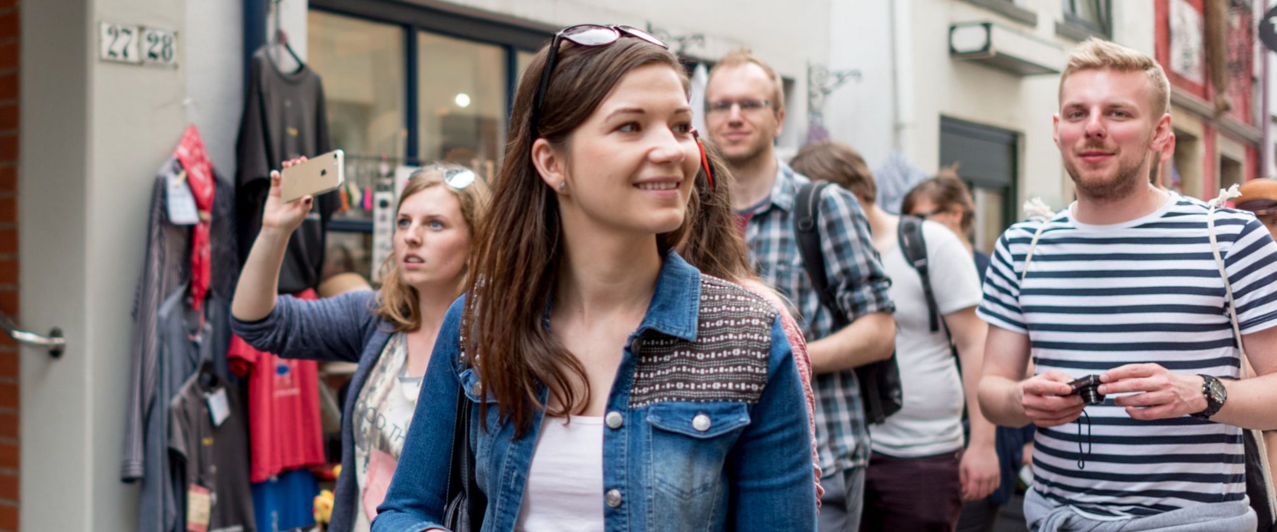 Eine Gruppe junger Menschen mit Kameras läuft durch das Bremer Schnoorviertel.